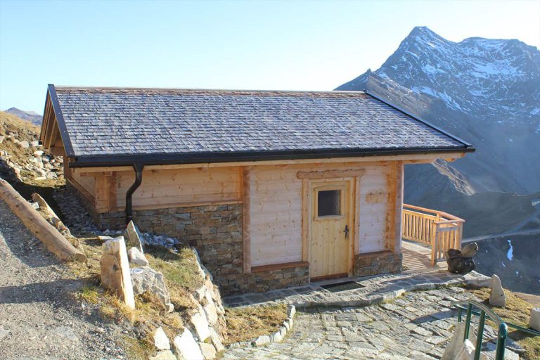 Blockhütte der Edelweißspitze am Großglockner mit Blick auf Bergpanorama und Gletscher