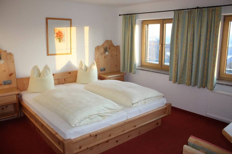 Gemütliches Doppelzimmer mit Holzbetten in der Edelweißhütte am Großglockner Hochalpenstraße